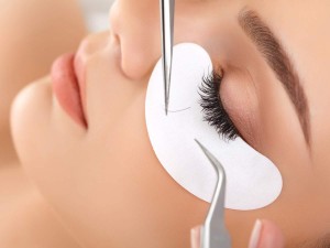Eyelash-extension-application